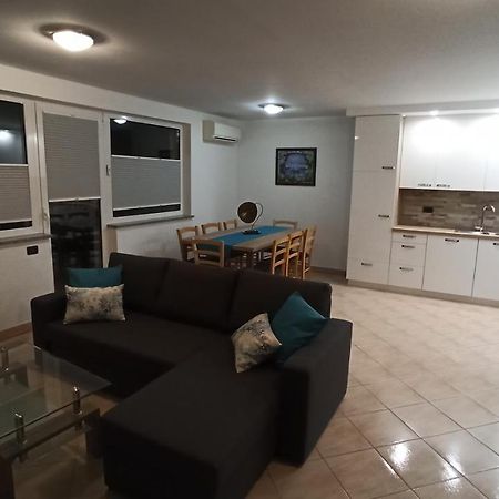 Apartma Apollonio Črni Kal Екстериор снимка