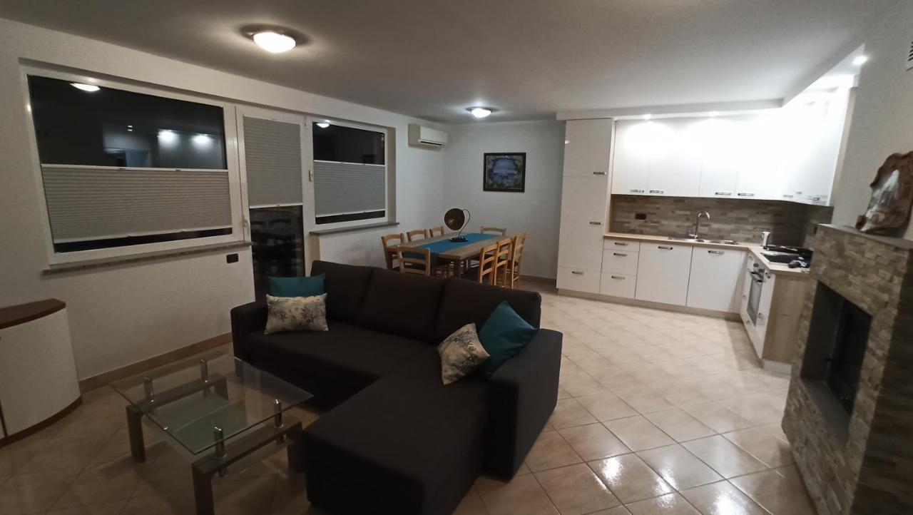 Apartma Apollonio Črni Kal Екстериор снимка