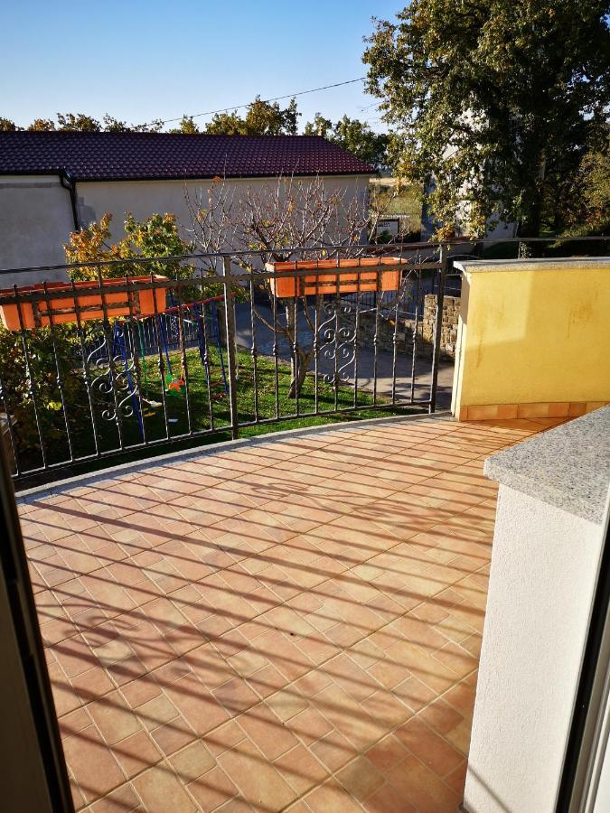 Apartma Apollonio Črni Kal Екстериор снимка